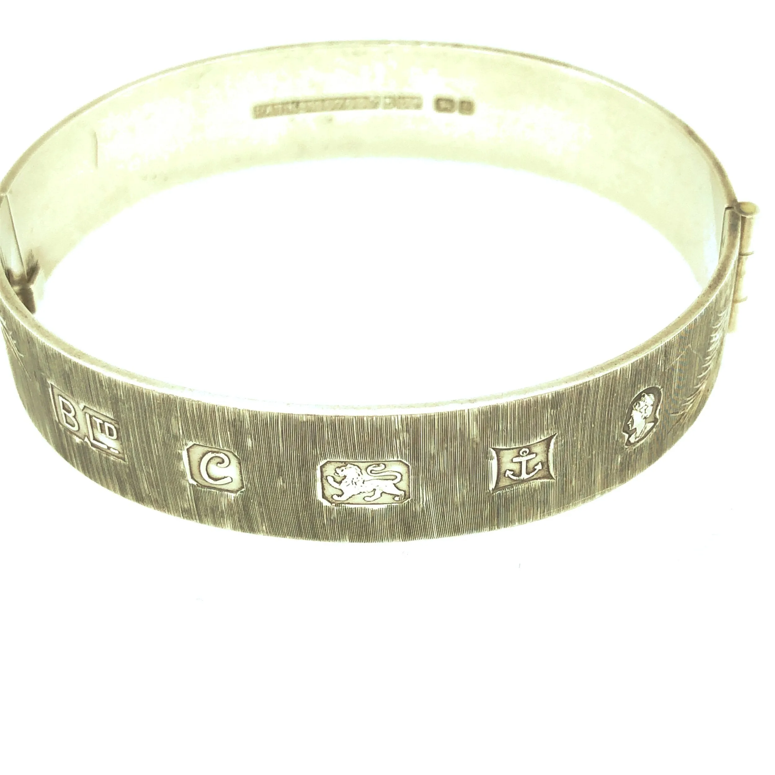 1970s Vintage Silver Hinged Bracelet with Leaf Engraved Pattern