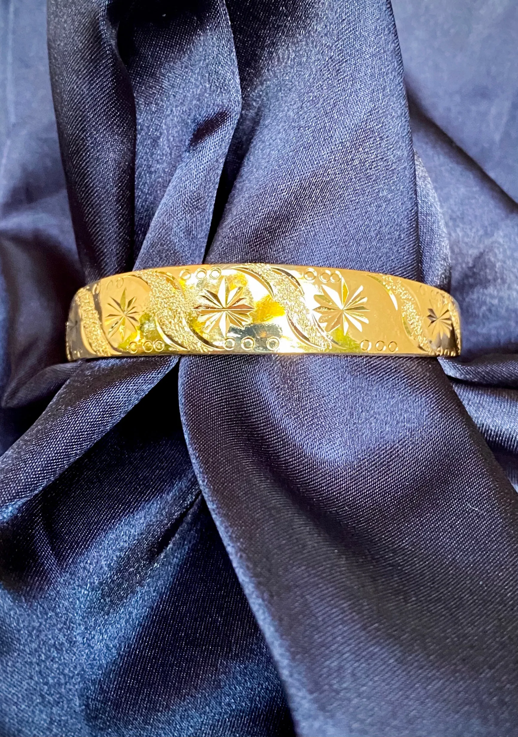 Aurora Bangle in Gold