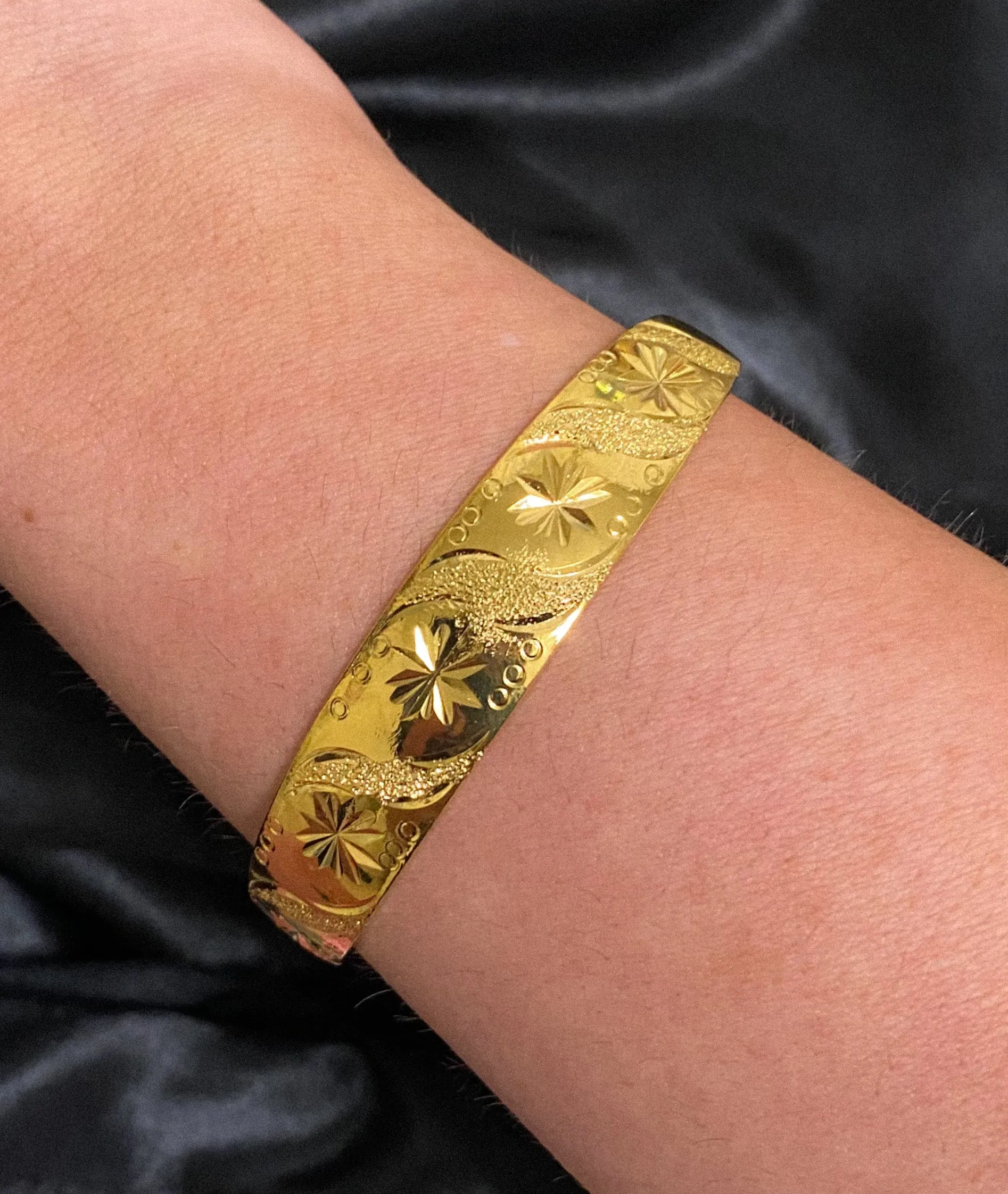 Aurora Bangle in Gold