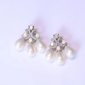 CLASSIC PEARL EARRINGS