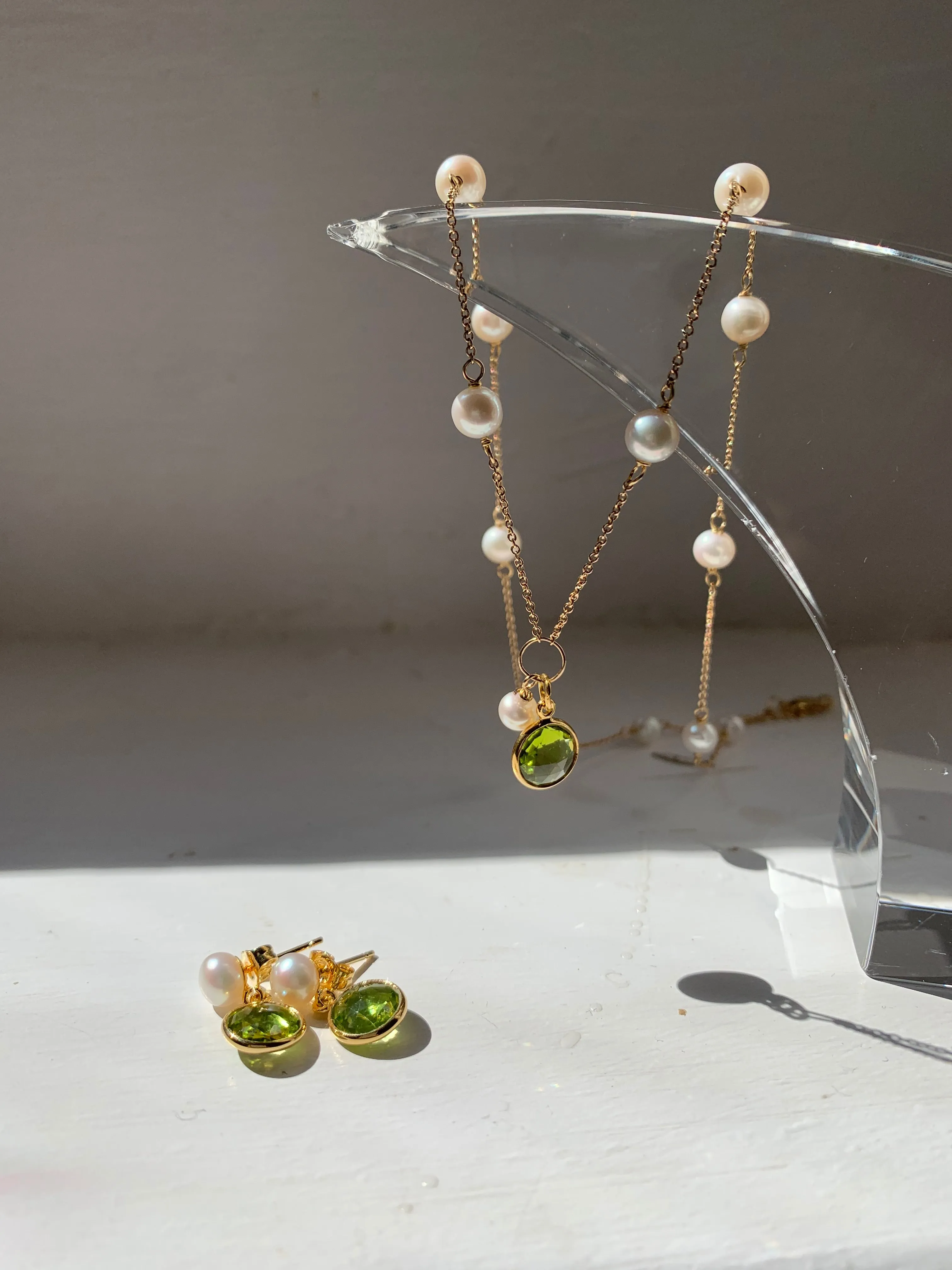 Nova peridot & cultured freshwater pearl drop earrings